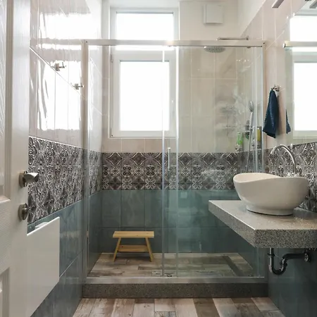 New 1930s Quiet W/ac - 2 Bedroom Appartement *