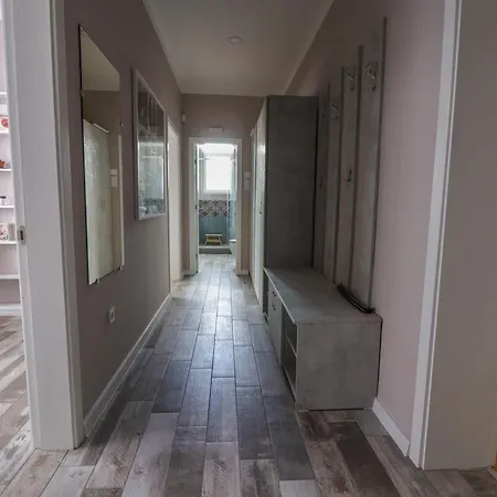 Appartement New 1930s Quiet W/ac - 2 Bedroom