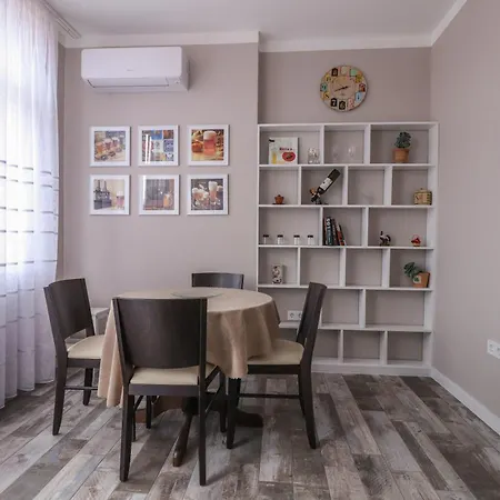 New 1930s Quiet W/ac - 2 Bedroom Appartement *